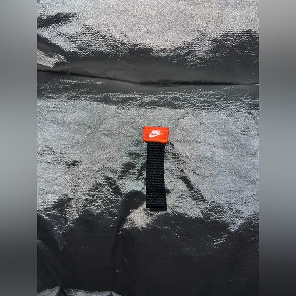 -BRAND NEW WITH TAGS- NIKE Woman’s XL Silver Metallic Puffer Jacket - Picture 11 of 15